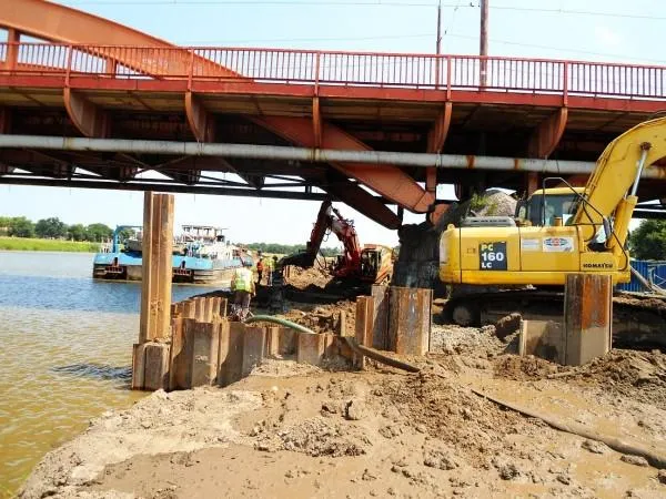 prace przy budowie mostu